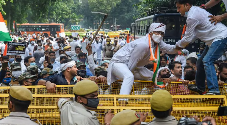 印度爆发农民起义，一抗议者被活活烧死，活动人士发声