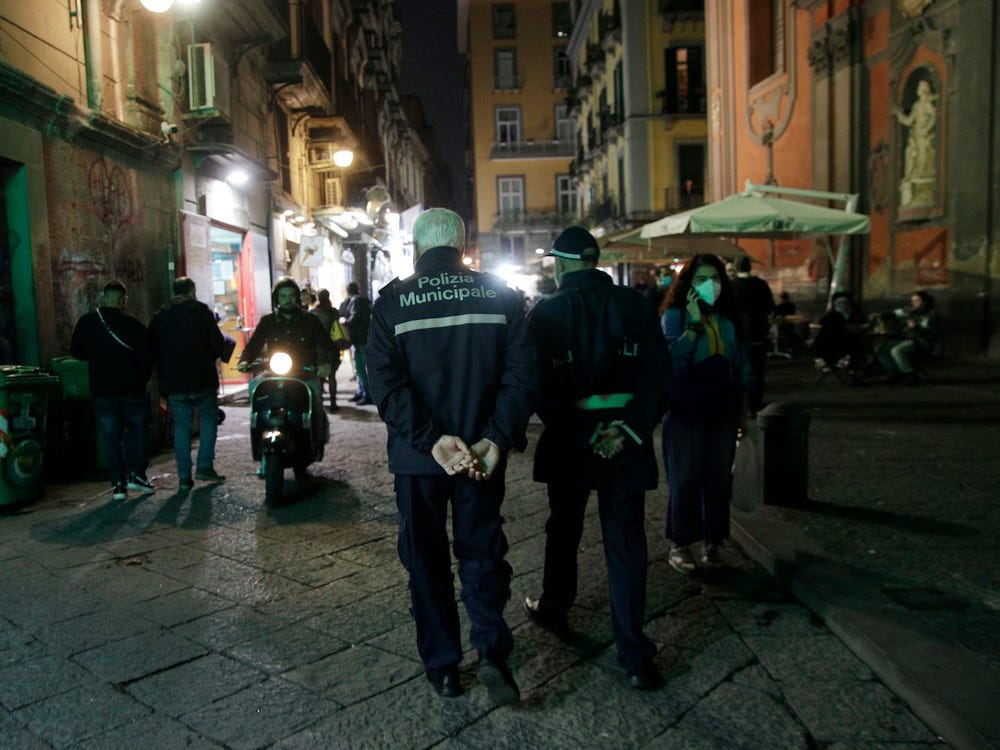 意大利警察上街巡逻。（图源：美联社）