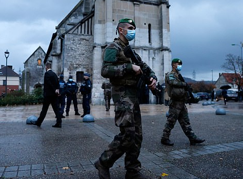 正在巡逻的法国士兵（EPA）