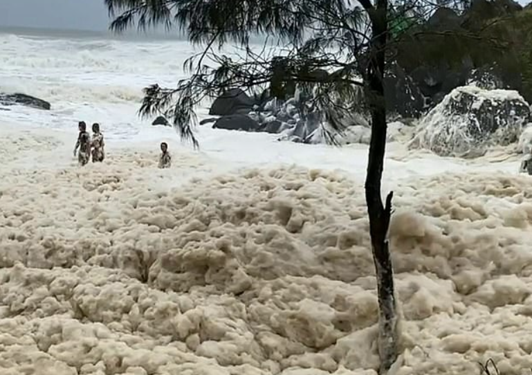 澳大利亚海滩现大量泡沫 当地居民暴雨中裸跑