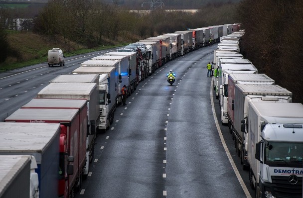 法国封关后，高速公路挤满车龙。（Getty Images）