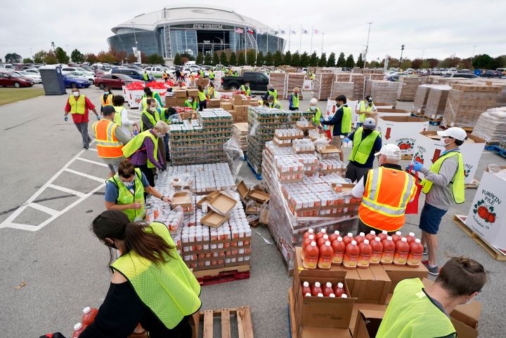 德州阿灵顿的志愿者在分发食物（图源：美联社）