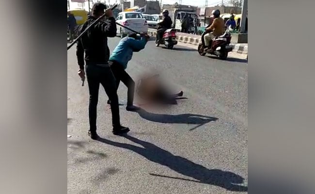 印度男子被两人用棍棒当街打死，路人只顾拍视频，警方冷漠