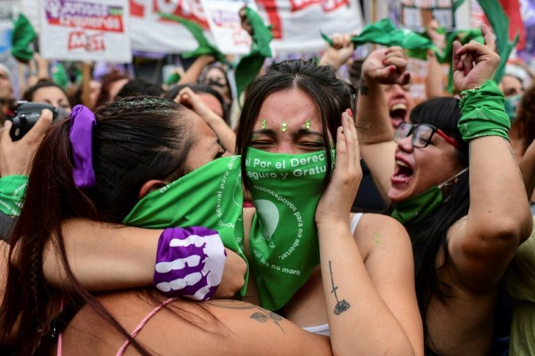 阿根廷民众庆祝通过堕胎合法化法案（法新社）