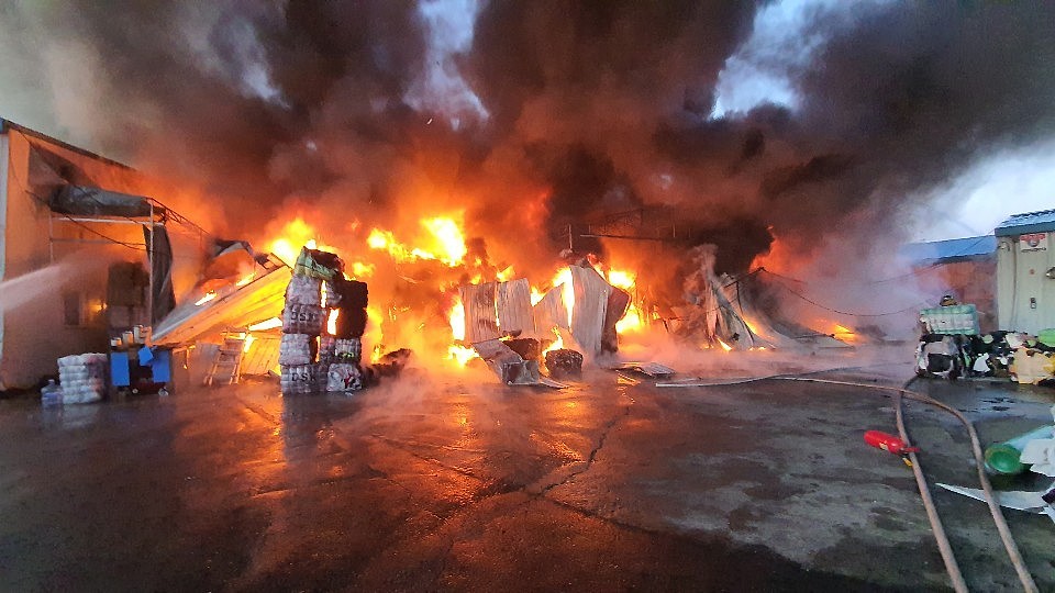 韩国一家具厂失火 现场升起滚滚浓烟