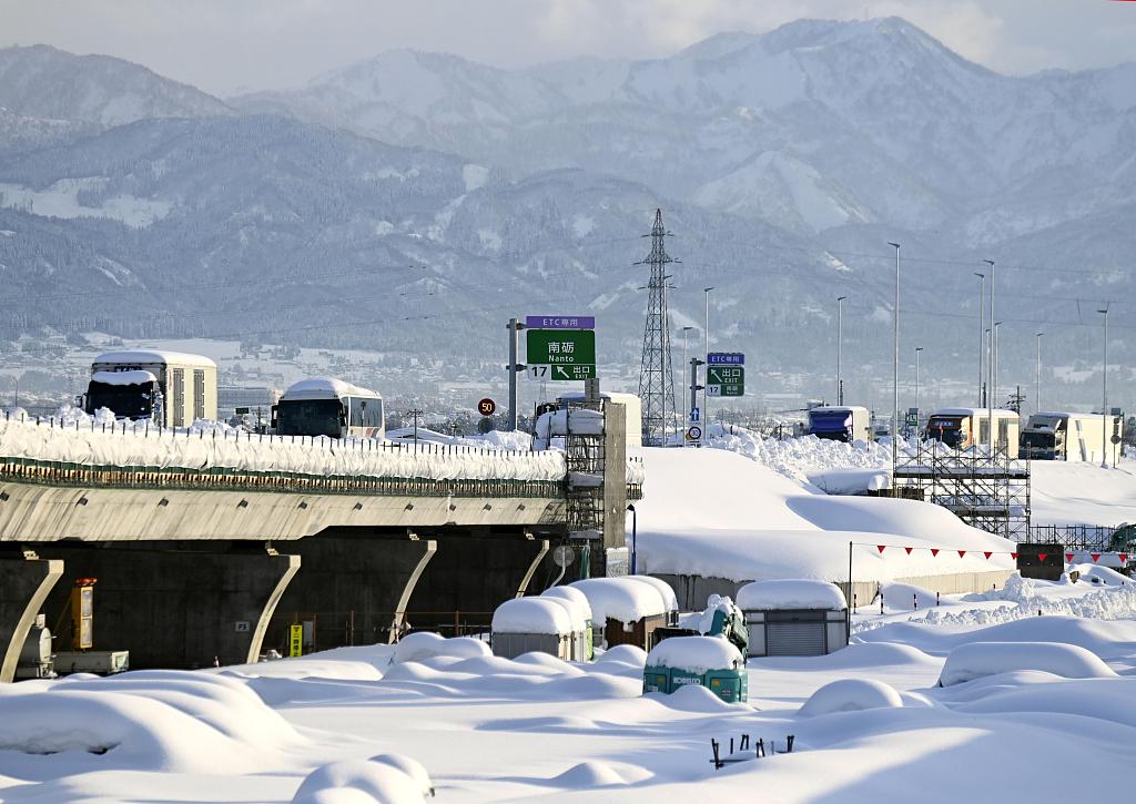 日本强降雪致多人死亡 大量汽车公路上抛锚