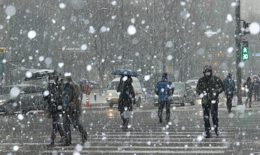 韩国首尔迎来大雪民众在雪中艰难前行