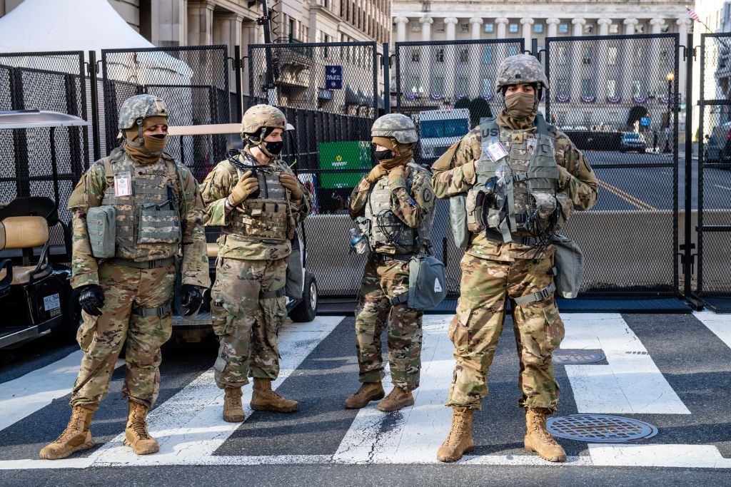 拜登就职典礼当天 国民警卫队士兵荷枪实弹巡逻