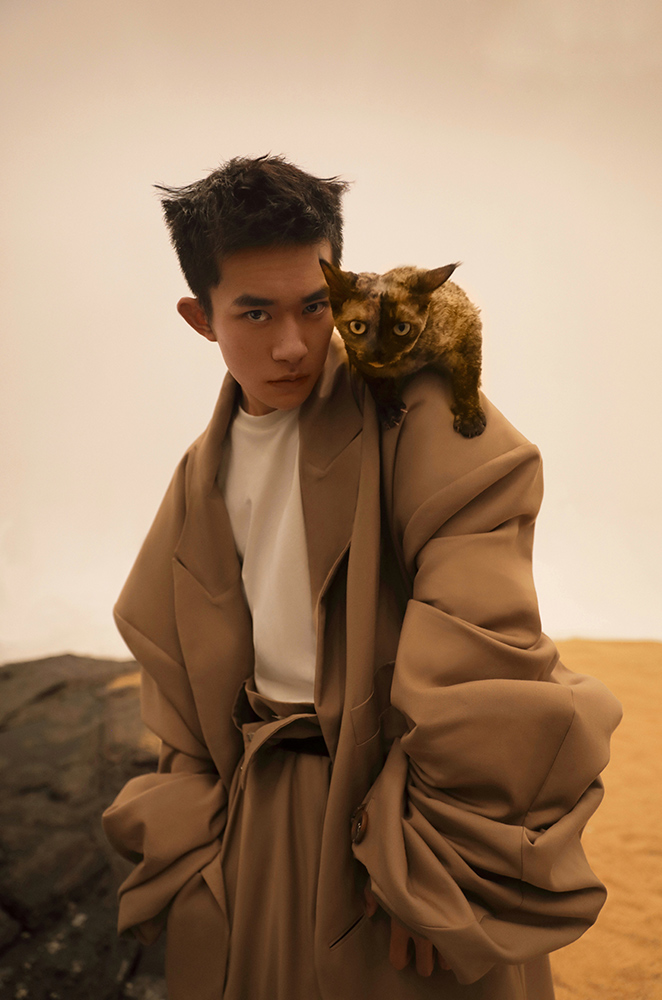 易烊千玺登杂志封面真诚解读探索与自由