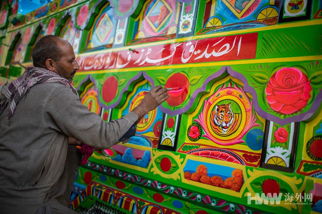 五彩斑斓巴基斯坦艺术家热衷画卡车