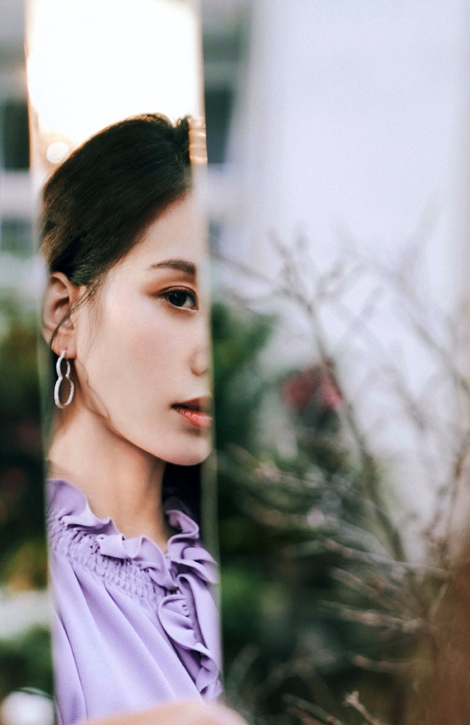 刘诗诗紫色连衣裙变氛围感美女 长卷发披肩温婉美丽尽显优雅气质