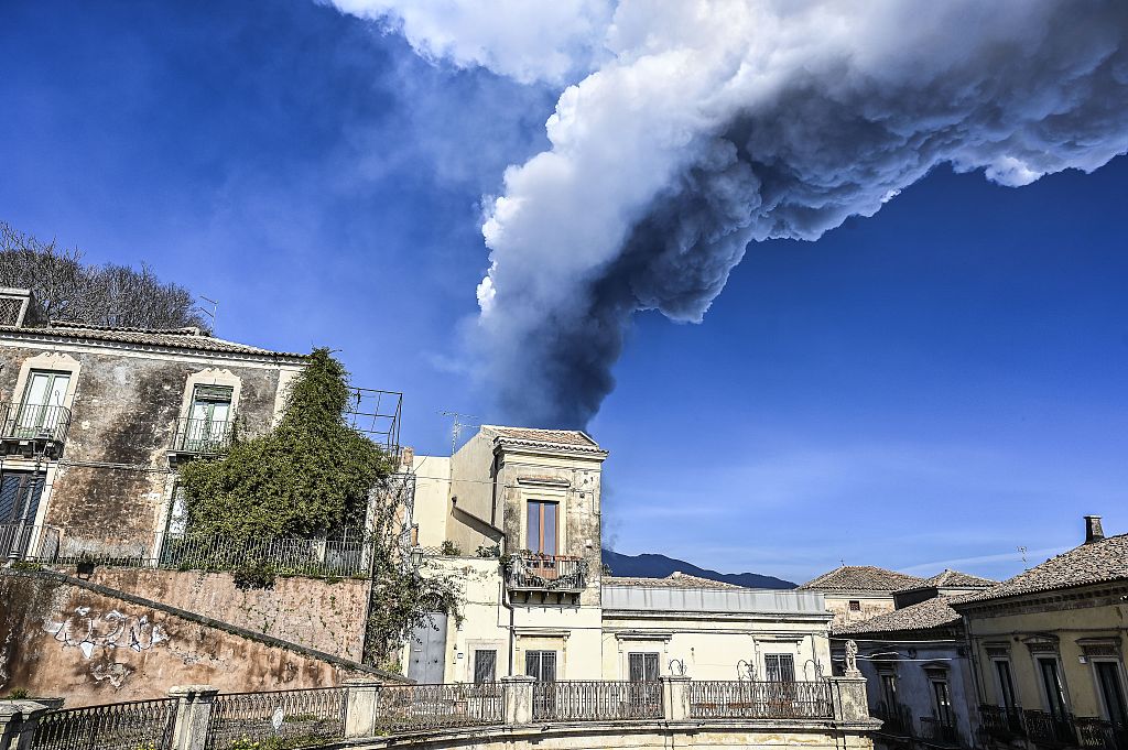 意大利埃特纳火山持续喷发黑烟笼罩城市上空