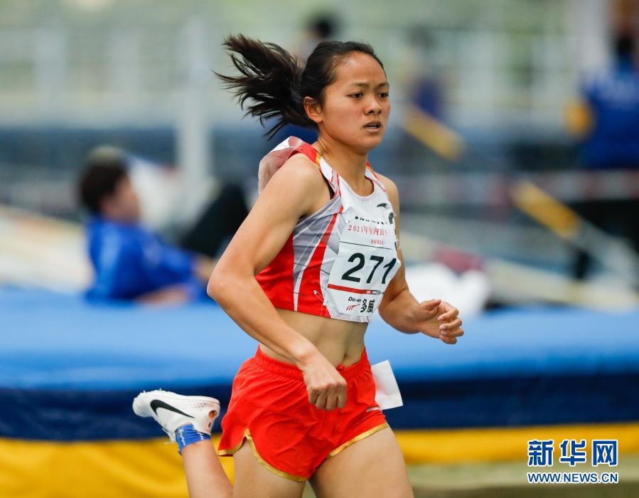 2021室内田径邀请赛西南赛区吴洪娇夺得女子1500米决赛冠军