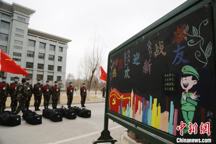 青海武警迎新兵入营00后为主力军