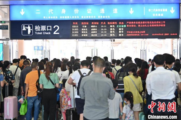 五一我在岗台前幕后通力协作守护旅客出行