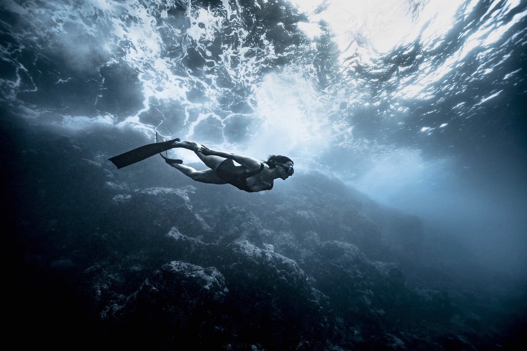 女子拍摄自由潜水大片宛如在天空云朵中翱翔