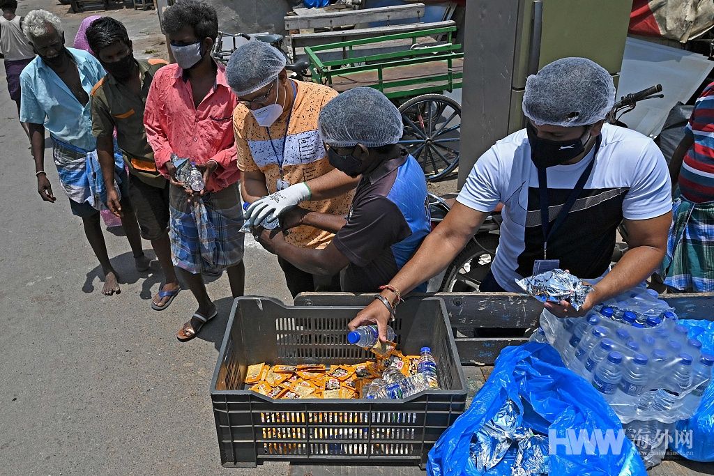 印度志愿者分发免费食品帮助民众