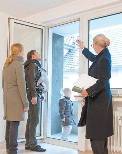 德国一名房屋租赁中介正带着一家人看房。资料图片