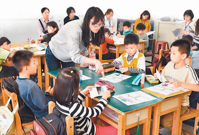云林县仁和小学举办“跨年级教学”公开课，孩子们在专心聆听老师讲课。（资料图片）