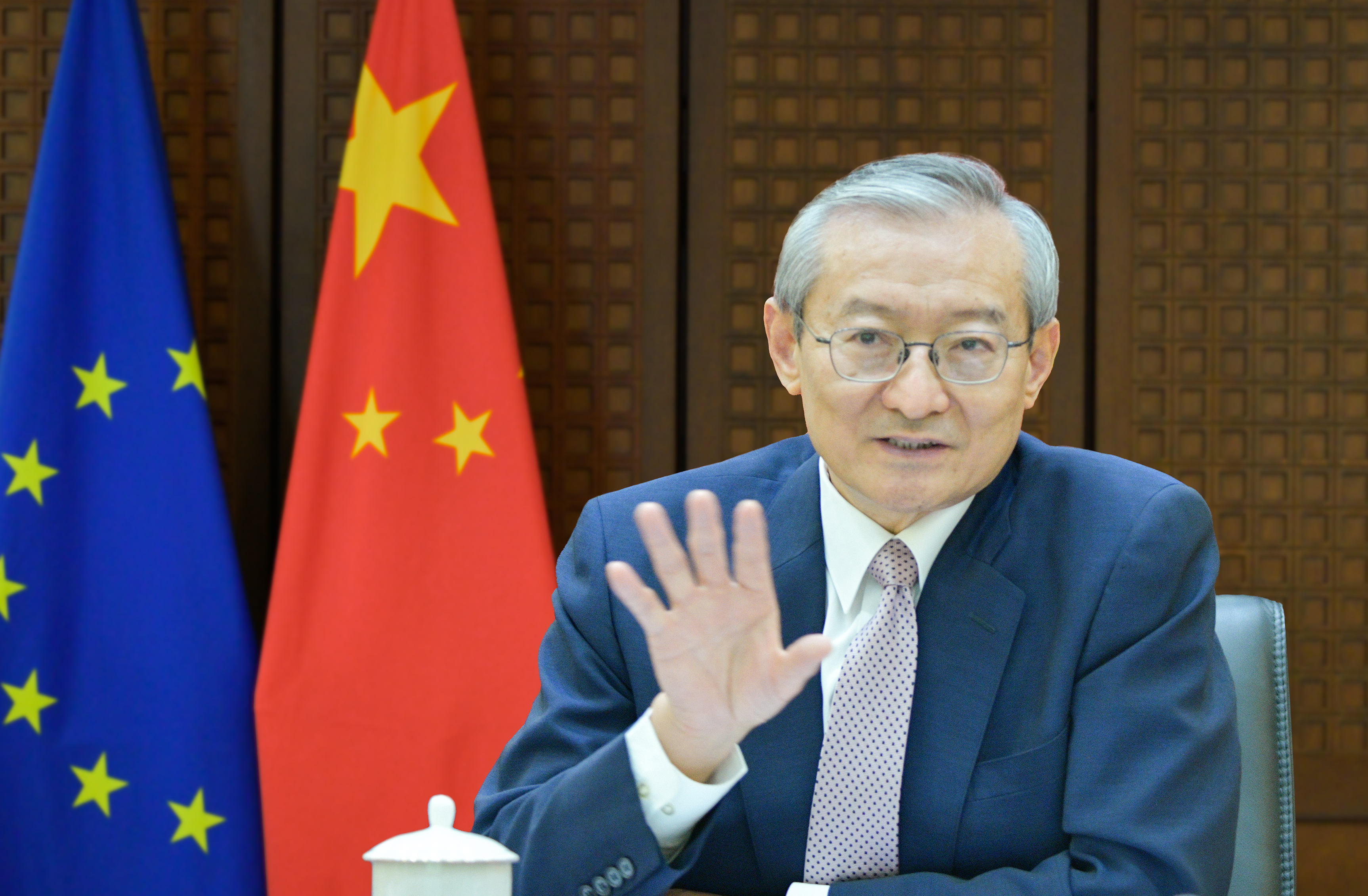 张明大使通过视频方式出席欧洲学院举办的中欧关系交流活动并发表演讲