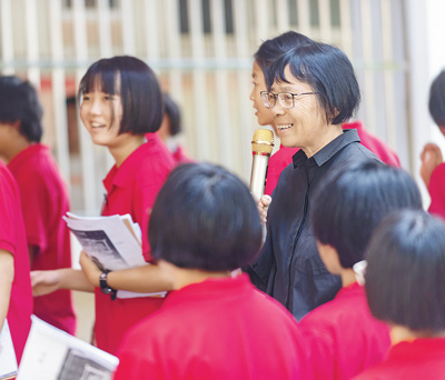 张桂梅（着黑衣者）和学生们在一起（2020年9月5日摄）。新华社记者 陈欣波摄