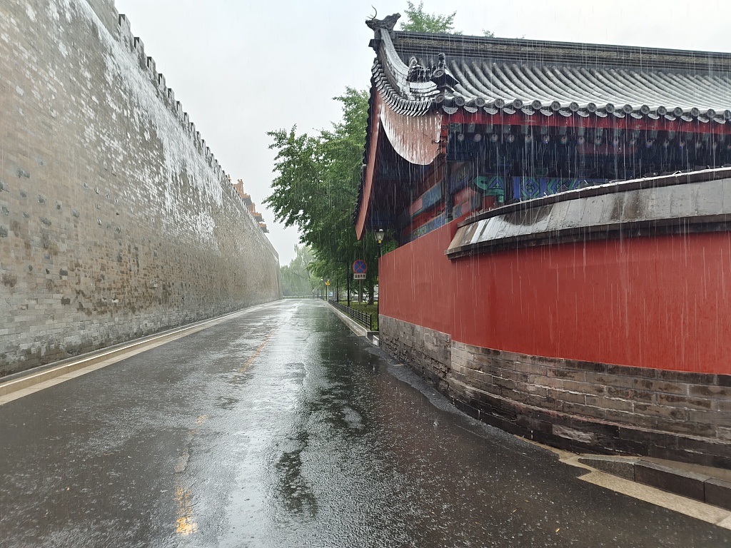 北京实拍暴雨中的故宫水滴如线别样美丽