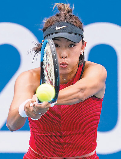 7月26日，中国选手王蔷在网球女子单打第二轮比赛中回球。新华社记者 李一博摄