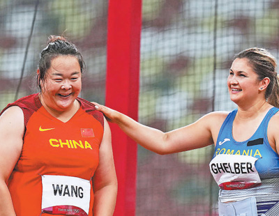 8月3日，中国选手王峥（左）在女子链球决赛中。新华社记者 吕小炜摄