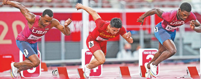 8月1日，中国选手苏炳添（中）在田径男子100米决赛中。新华社记者 吕小炜摄
