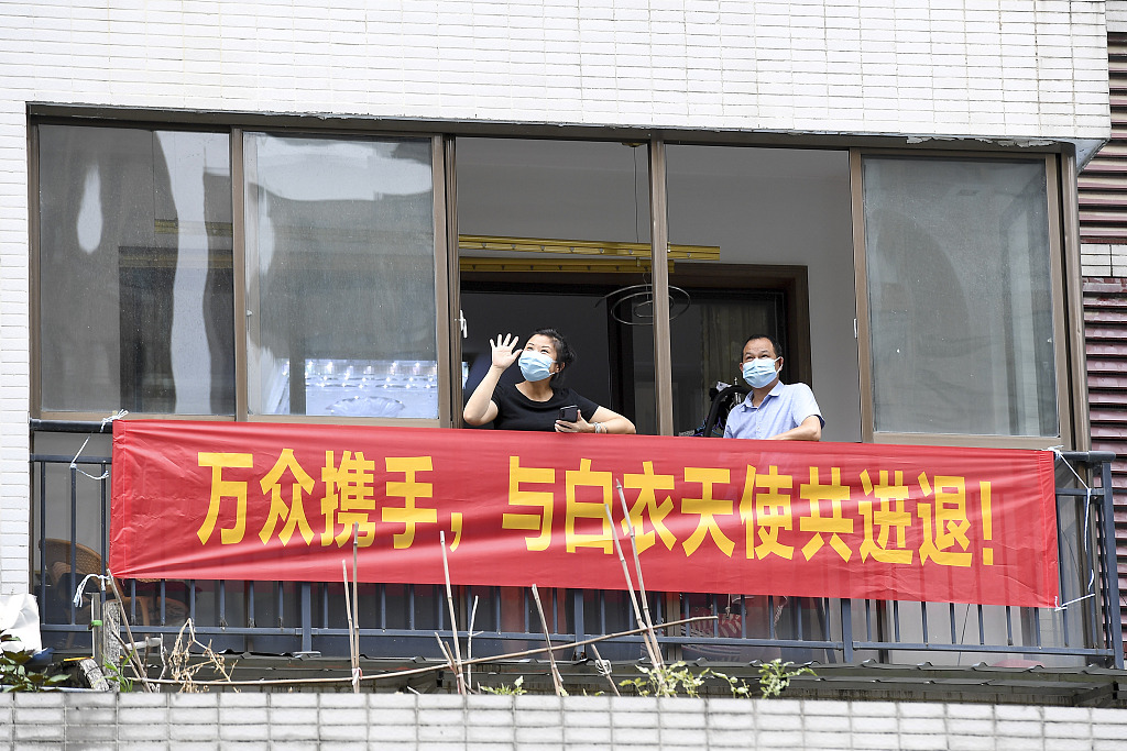 张家界部分居家群众挂横幅致谢医务工作者