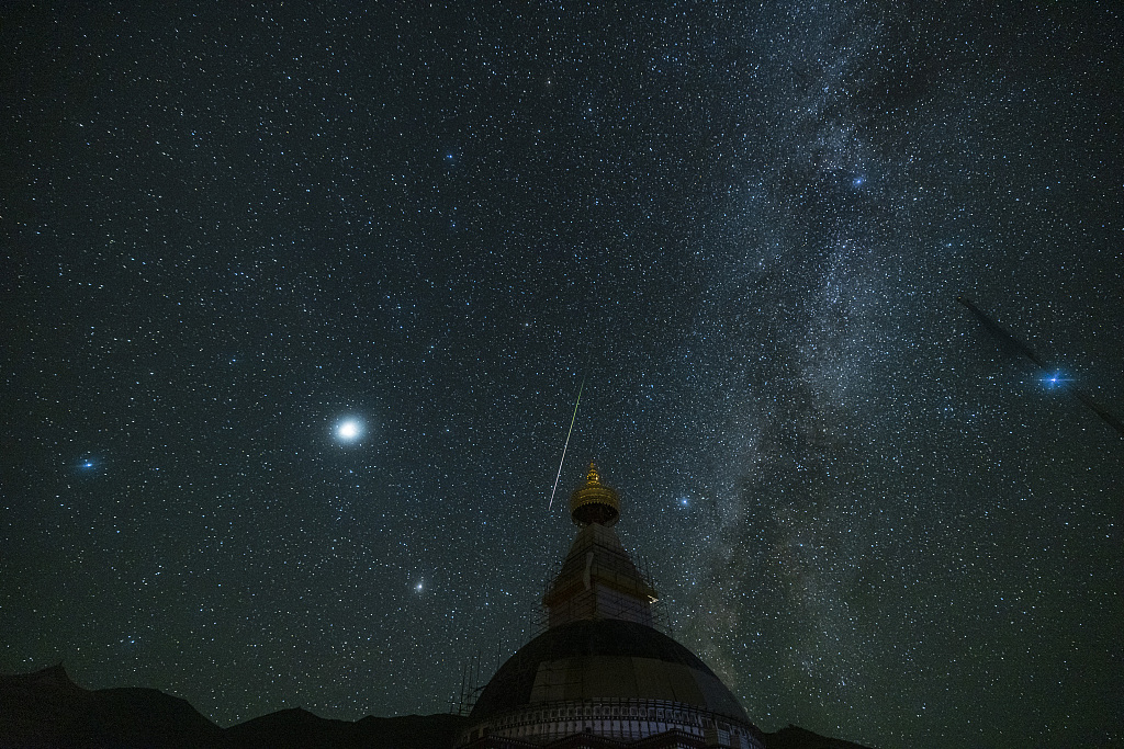 英仙座流星雨劃過夜空極大期每小時灑落逾百顆流星