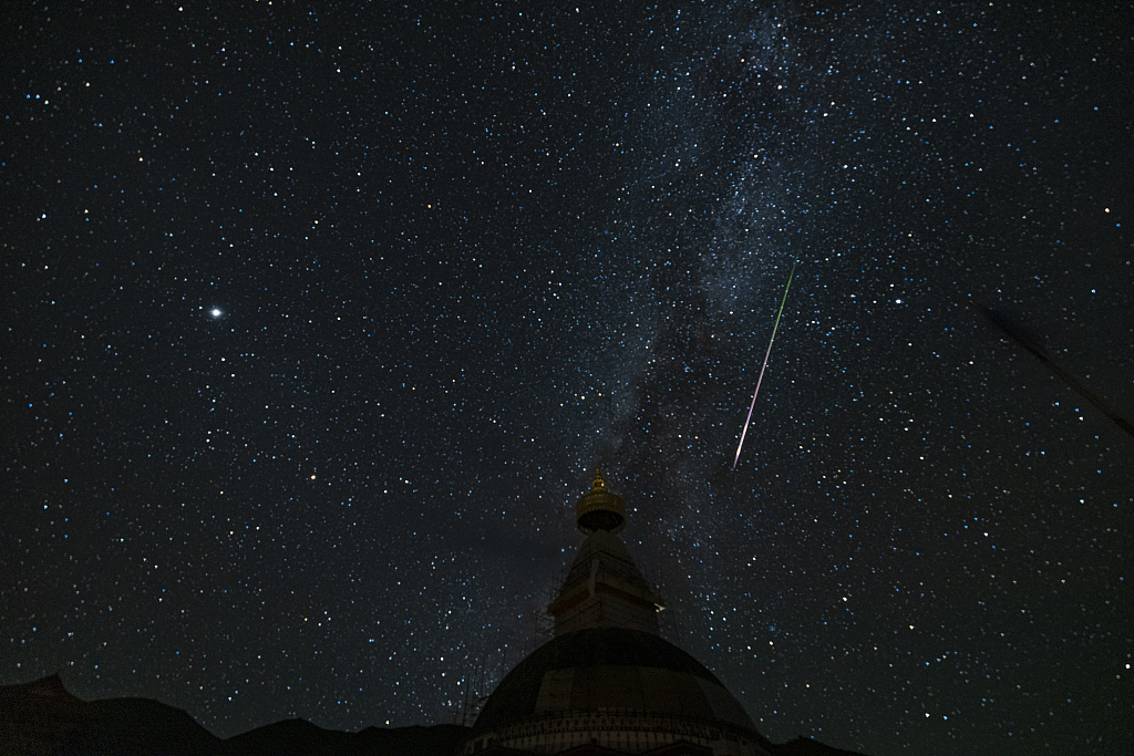 英仙座流星雨划过夜空极大期每小时洒落逾百颗流星