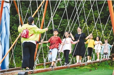 游客在浙江省永康市江南街道山门头村打造的岗谷岭景区游玩。胡肖飞摄（人民图片）