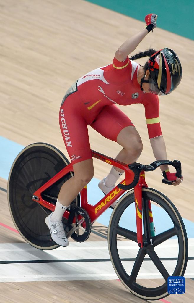 全运会场地自行车女子全能赛四川队选手刘佳丽夺得冠军