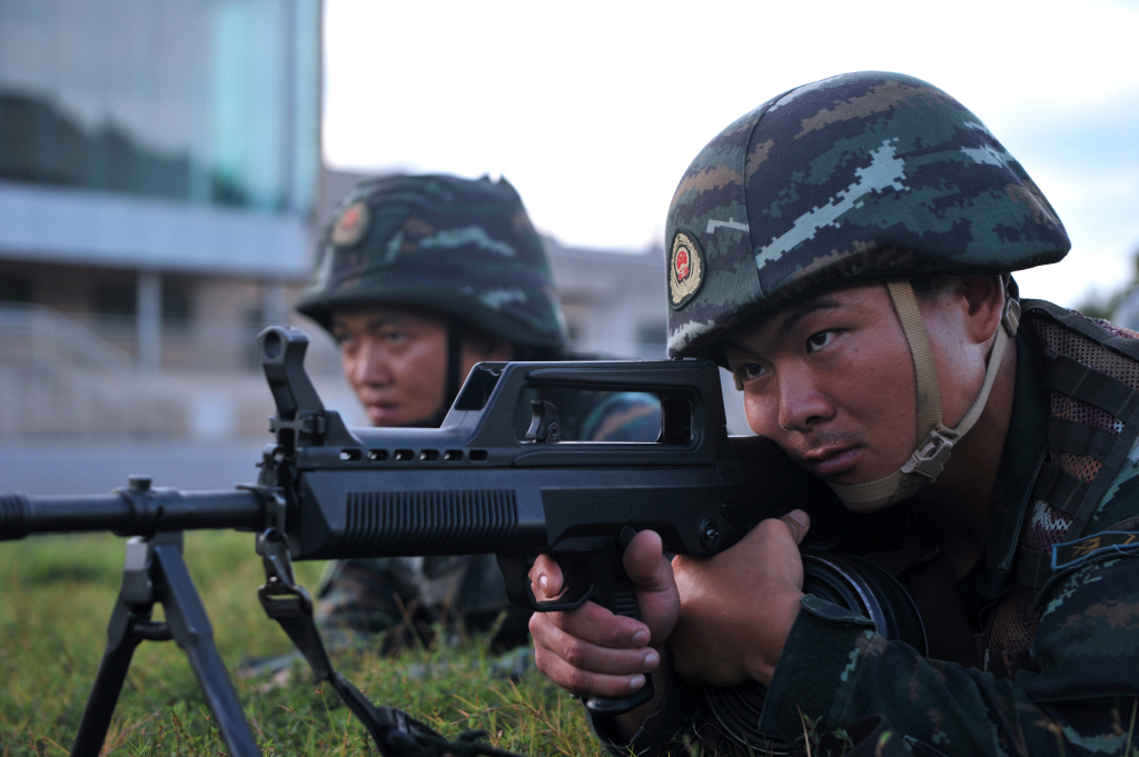 无惧高温"烤验" 江西武警官兵锤炼硬功