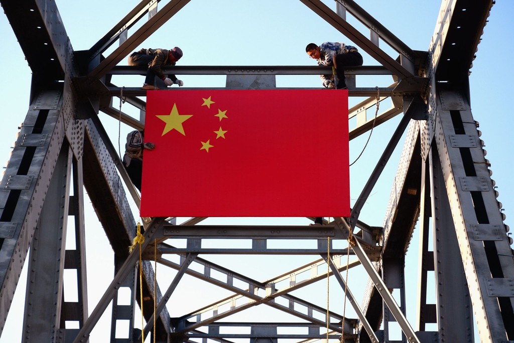 喜迎中秋国庆双节 千面五星红旗装扮哈尔滨松花江铁路大桥