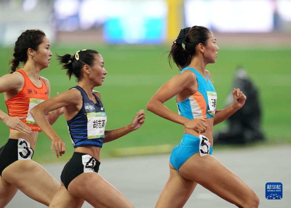 全运会田径女子800米决赛安徽队选手王春雨获得冠军