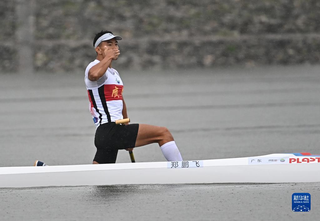 全运会皮划艇静水男子1000米单人划艇决赛郑鹏飞夺冠