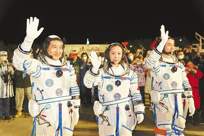 10月15日晚，神舟十三号载人飞行任务航天员乘组出征仪式，在酒泉卫星发射中心问天阁广场举行。