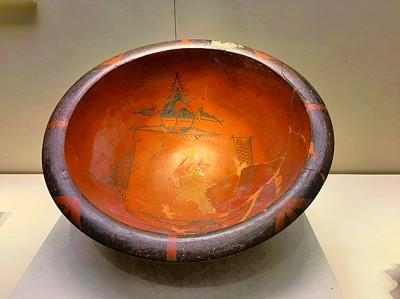 半坡遗址出土的仰韶文化的人面鱼纹彩陶盆 本报记者李韵摄