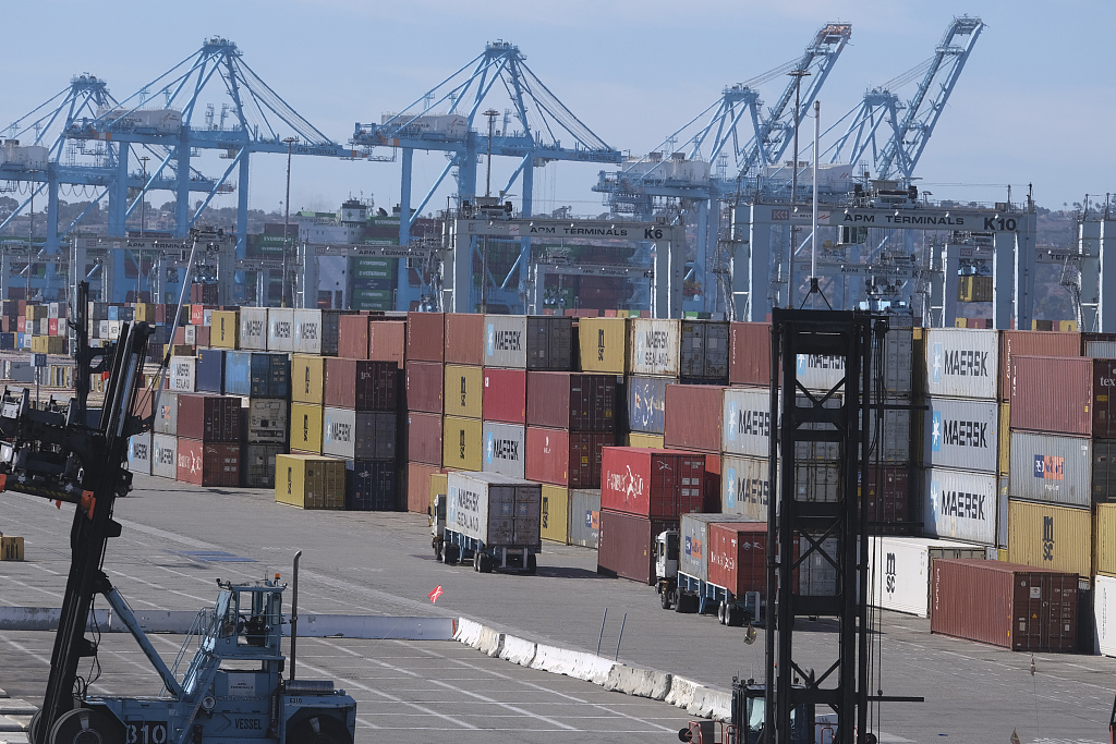 美国洛杉矶港口拥堵 20万集装箱积压
