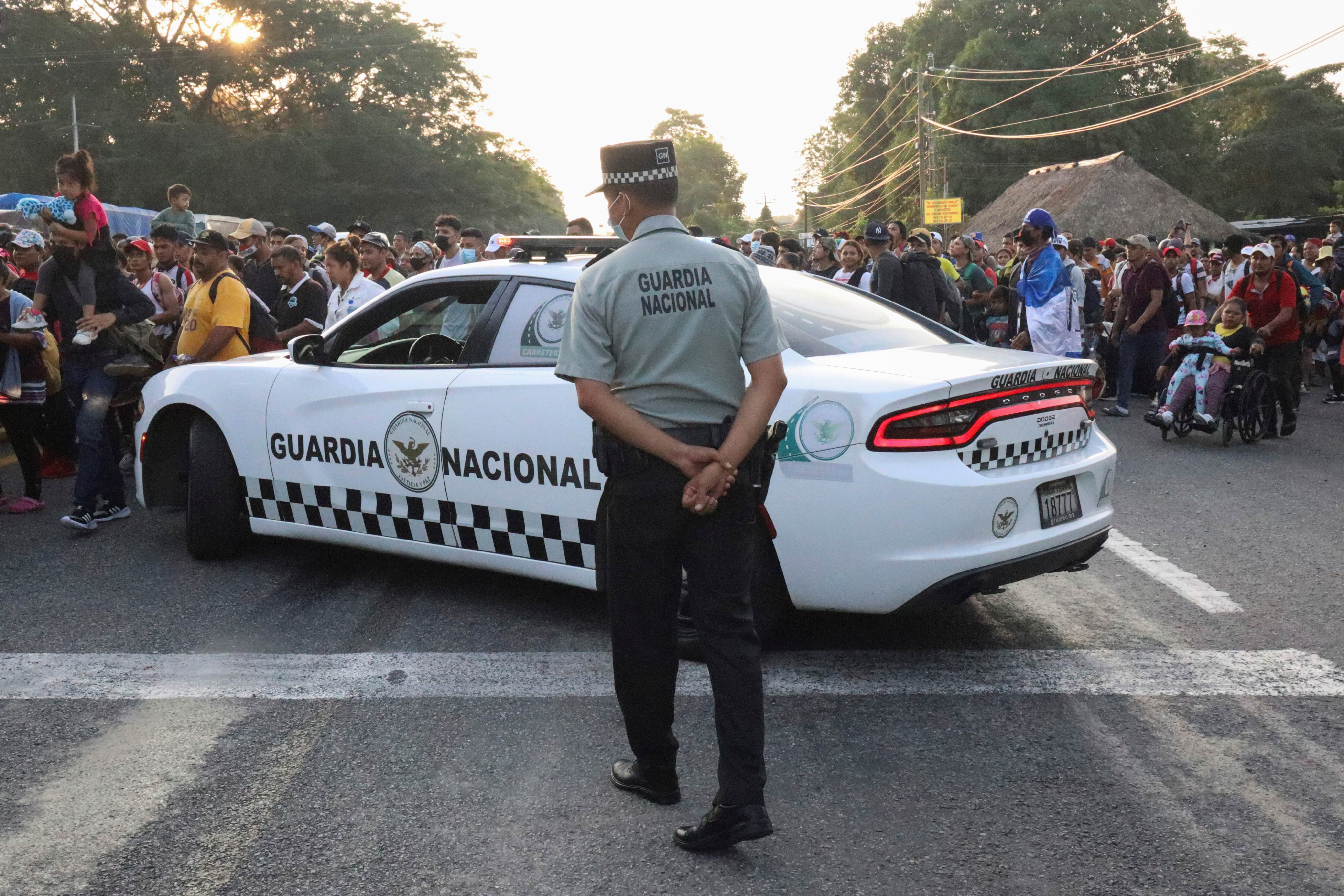 大批移民从墨西哥出发前往美国警察试图封锁道路