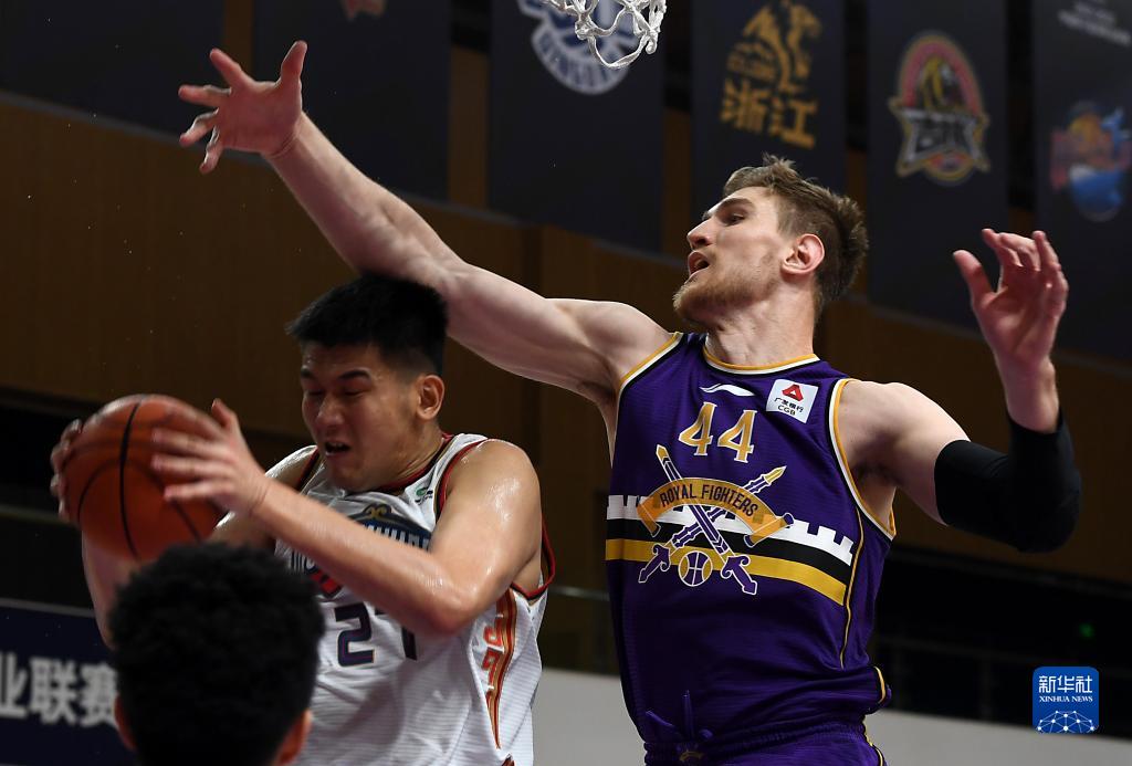 10月30日,北京控股队球员哈斯(右)在比赛中防守.