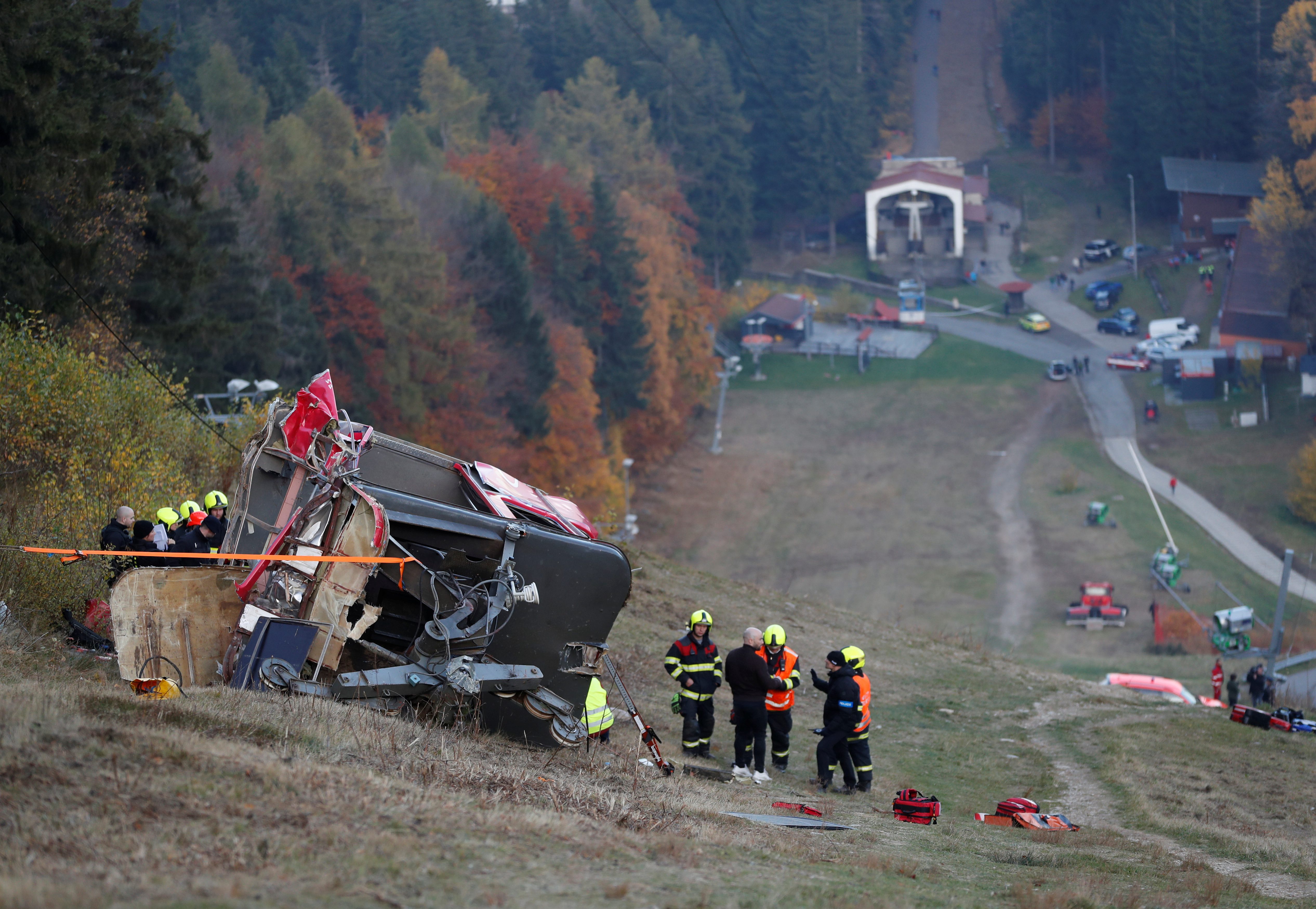 捷克北部山区一缆车轿厢坠落致1人死亡