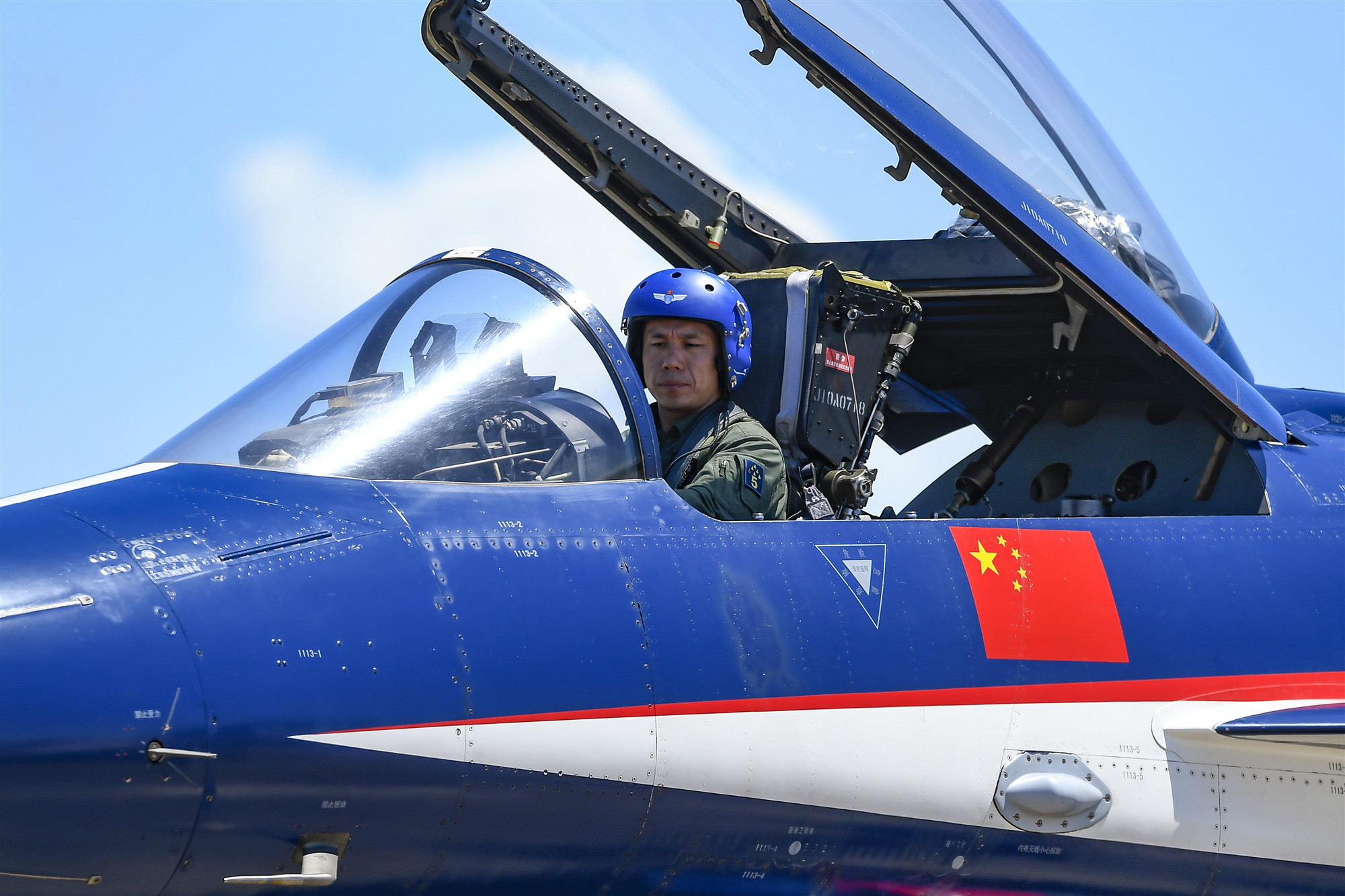 人民空军成立72周年鹰击长空蓝天之上守和平