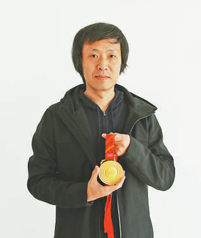 双奥奖牌设计师杭海。资料图片