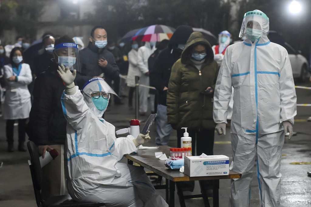 遏制疫情扩散浙江宁波组织志愿者进行核酸检测