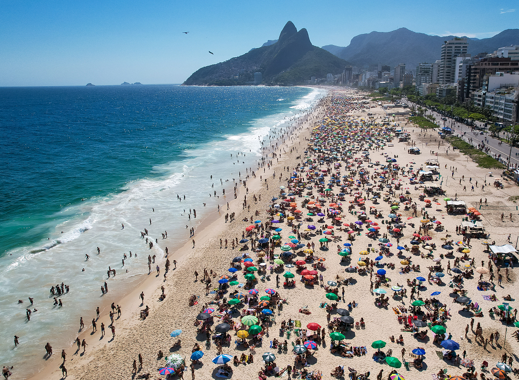 疫情还未好转巴西里约海滩人群依旧密密麻麻