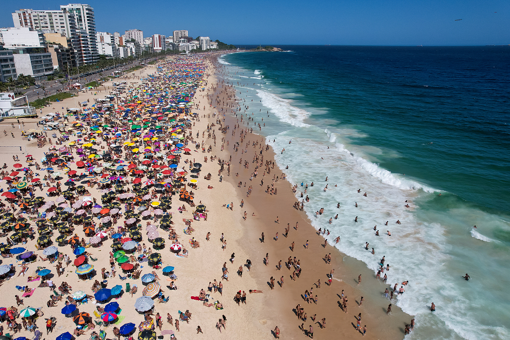 疫情还未好转巴西里约海滩人群依旧密密麻麻