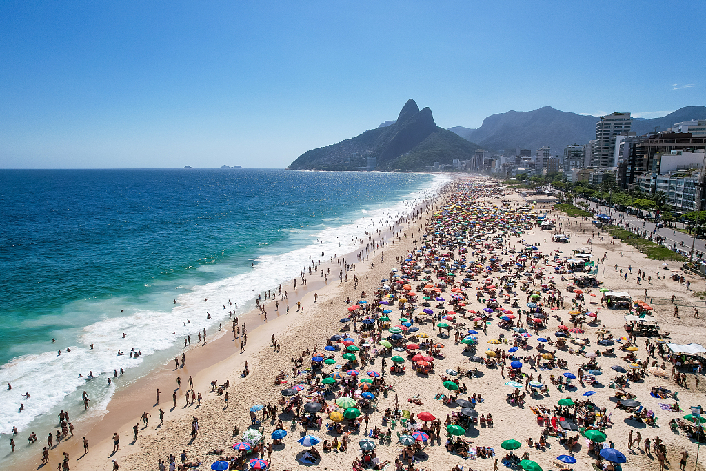 疫情还未好转巴西里约海滩人群依旧密密麻麻